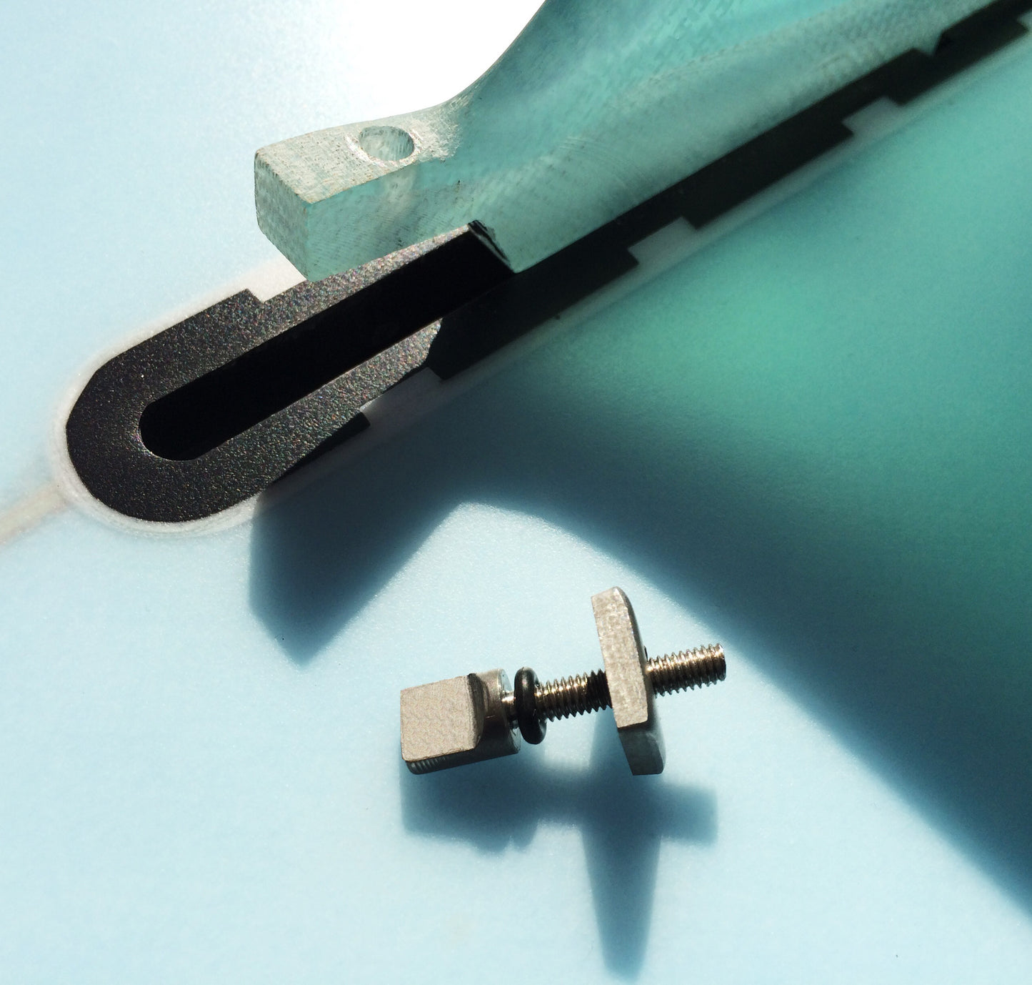 Tool-less Fin Screw